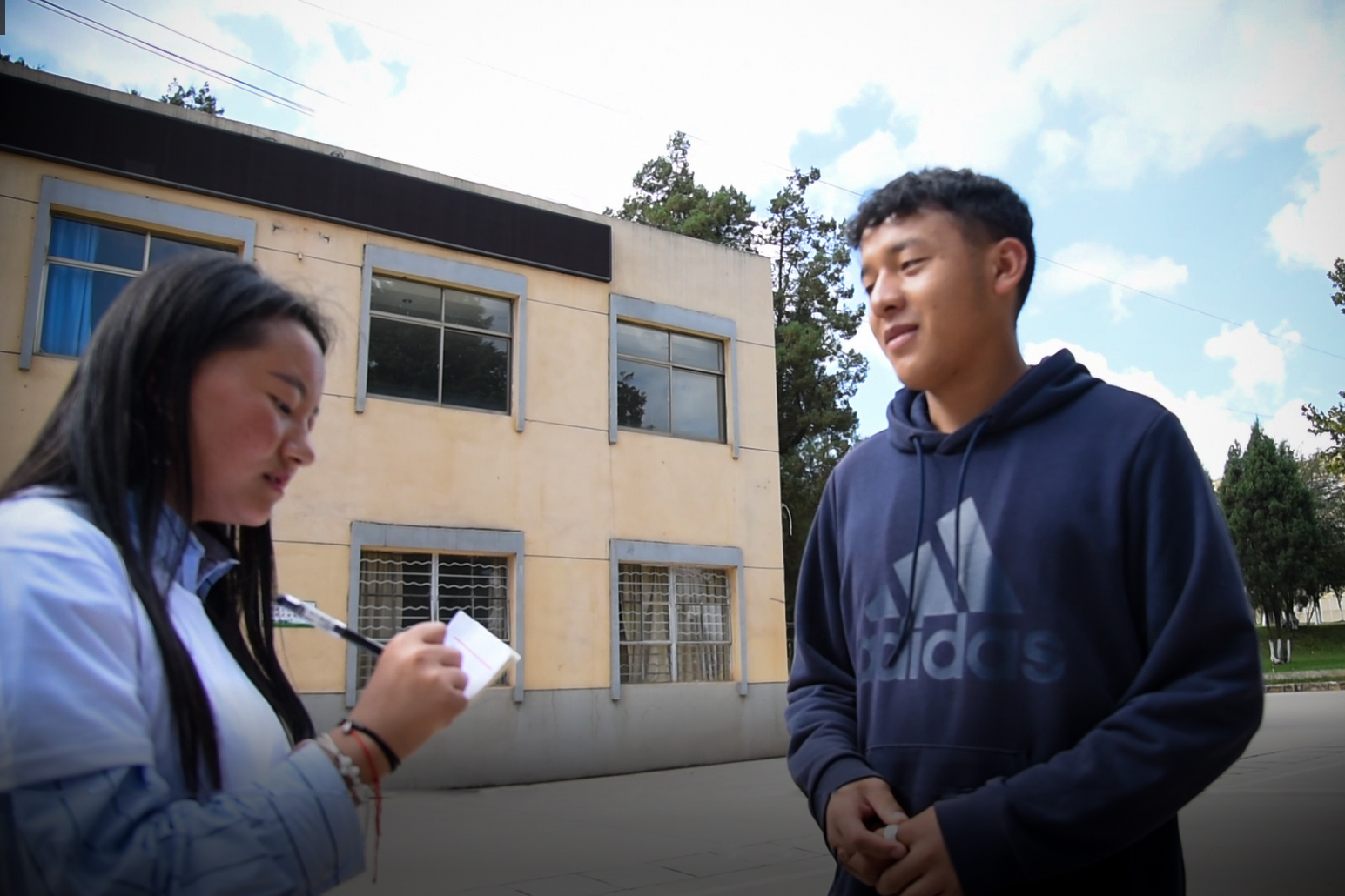 采访过路学生