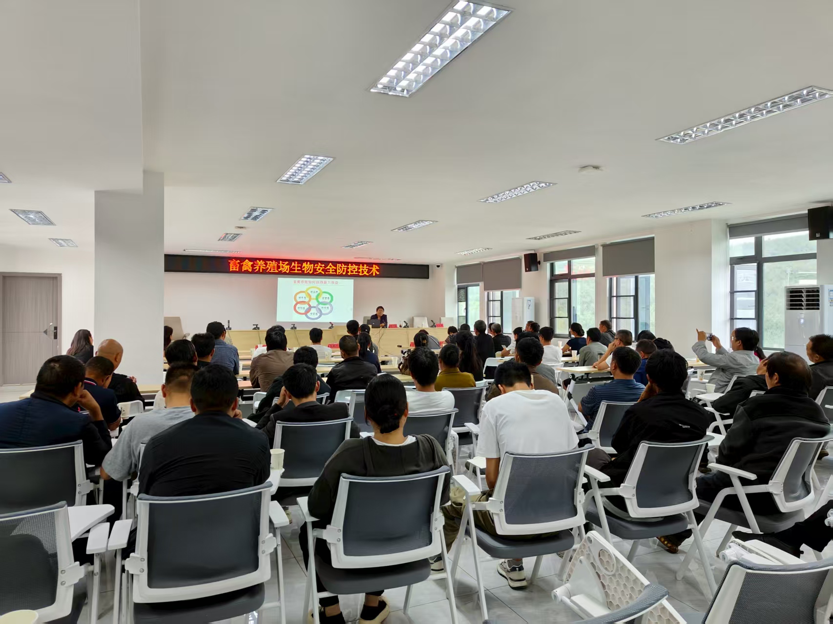 我校科技特派员赴鲁甸县开展科技服务 助力当地严把养殖生物安全关